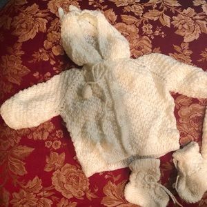 ECUADORIAN HANDMADE BABY CROTCHET CLOTHES FOR BABY. PRICE IS NEGOTIABLE.